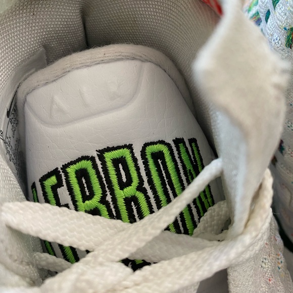 Nike LeBron XVII Air Command Force sneakers - Picture 6 of 12